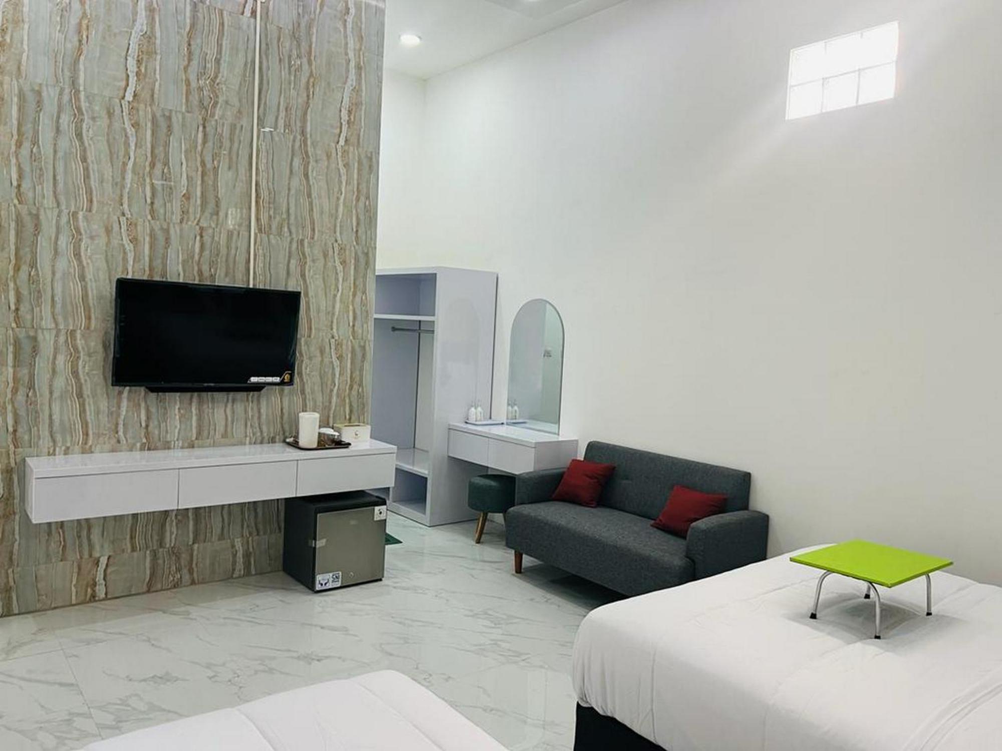 Urbanview Hotel Nimara Ngawi By Reddoorz Exterior foto