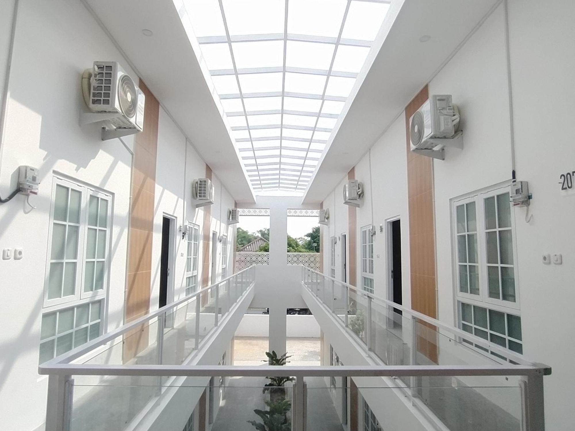 Urbanview Hotel Nimara Ngawi By Reddoorz Exterior foto